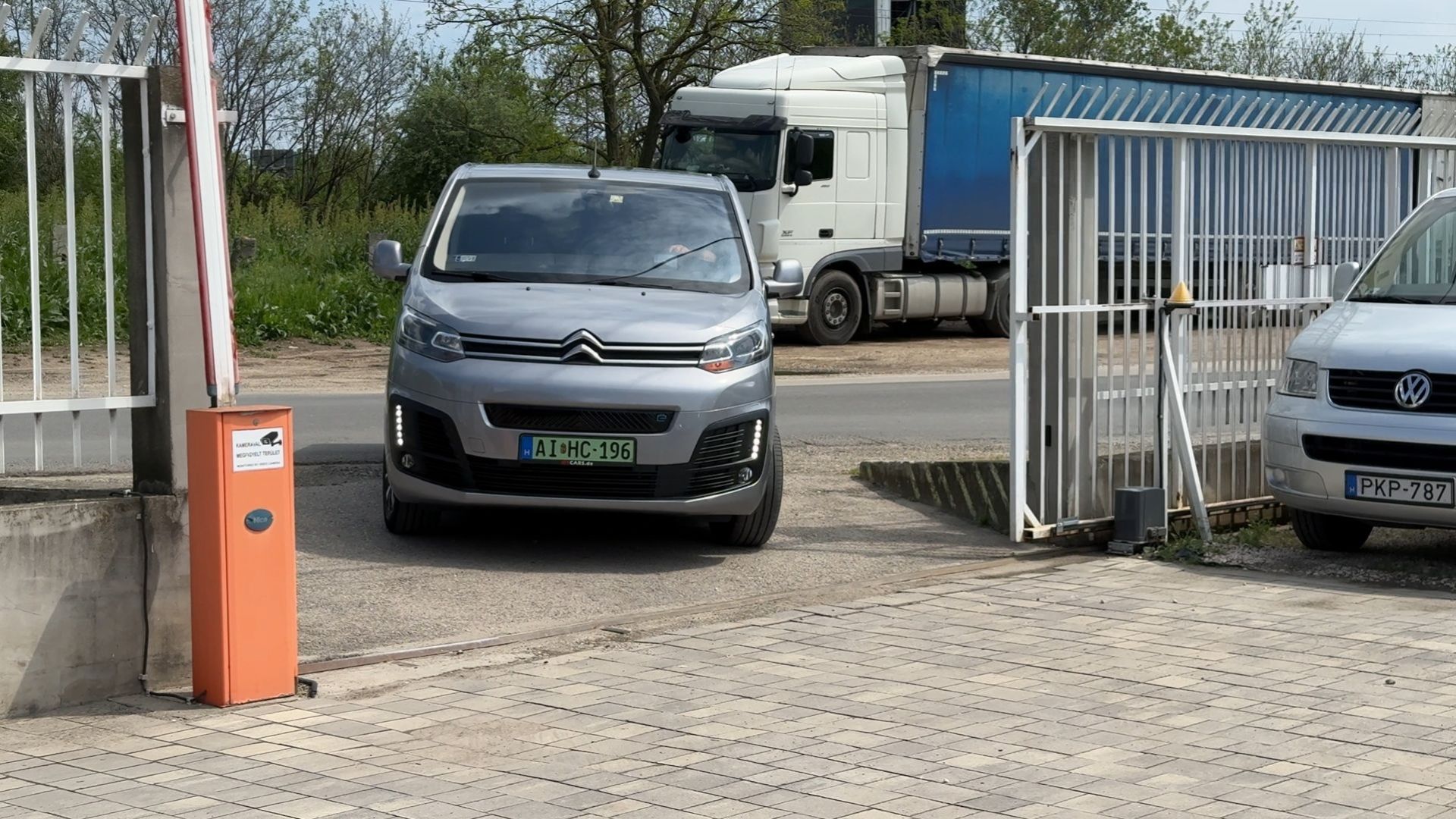 Sorompós bejárat és kapu az IQ Parkingnál