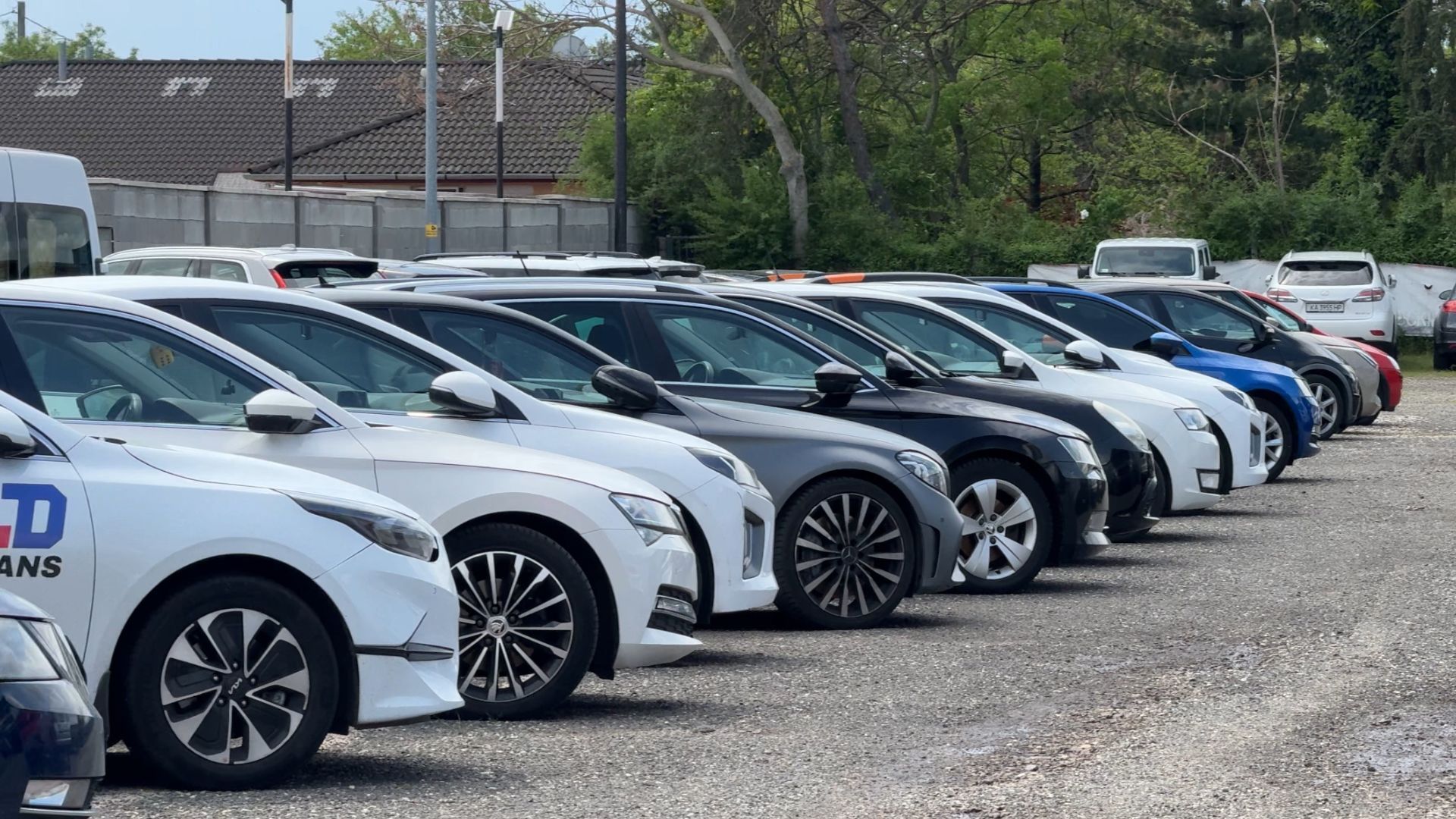Parkoló autók az IQ Parking területén