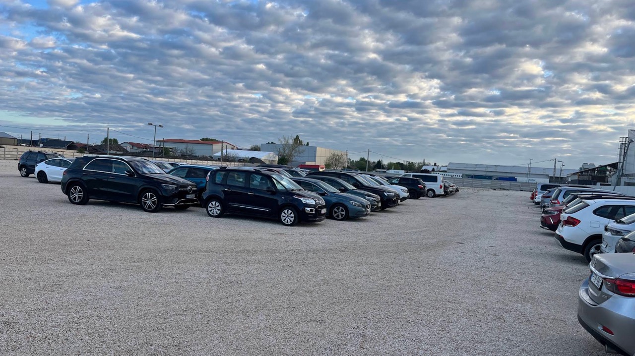 Zaparkované autá v areáli Ferihegy Top Parkoló